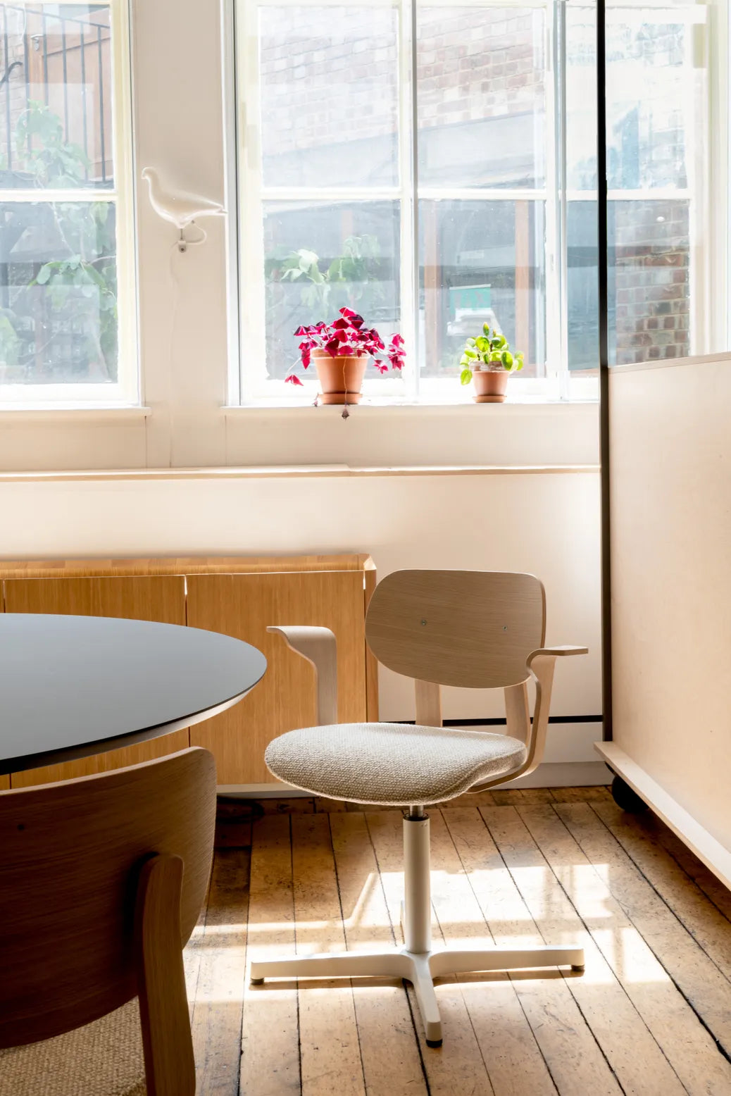 Very Good & Proper HD Chair เก้าอี้ทำงานโครงเหล็ก ที่นั่ง plywood พร้อมระบบยืดหยุ่น ออกแบบโดย John Tree