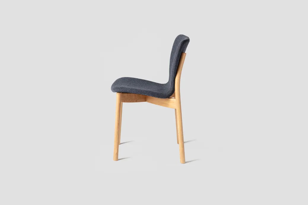 Very Good & Proper Pino Chair เก้าอี้ไม้โครง oak และที่นั่ง plywood ชิ้นเดียว ออกแบบโดย John Tree