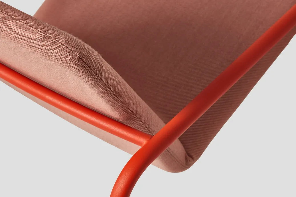 Very Good & Proper Oval Armchair เก้าอี้ lounge โครงเหล็กดัดชิ้นเดียว เบาะบุผ้า ออกแบบโดย Ed Carpenter และ André Klauser