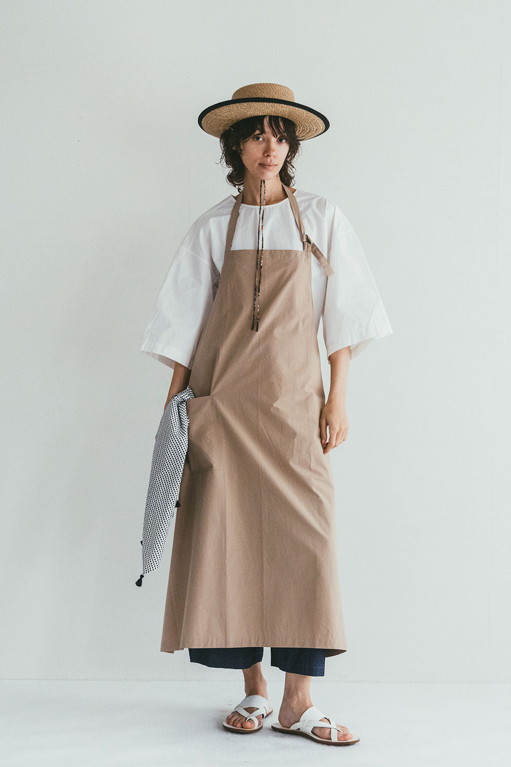 ผ้ากันเปื้อน Alisha apron light beige คอตตอน 100% สีเบจอ่อน จากคอลเลกชัน MiiThaaii โดย Old Pine Trees