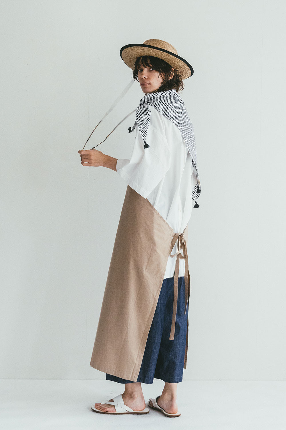 ผ้ากันเปื้อน Alisha apron light beige คอตตอน 100% สีเบจอ่อน จากคอลเลกชัน MiiThaaii โดย Old Pine Trees