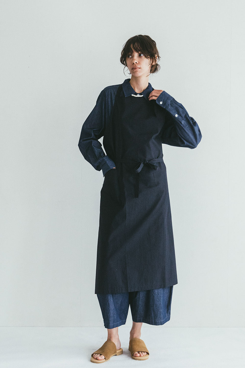 Alisha apron midnight ผ้ากันเปื้อนคอตตอน 100% สีน้ำเงินเข้ม MiiThaaii Fog Linen Work โดย Old Pine Trees