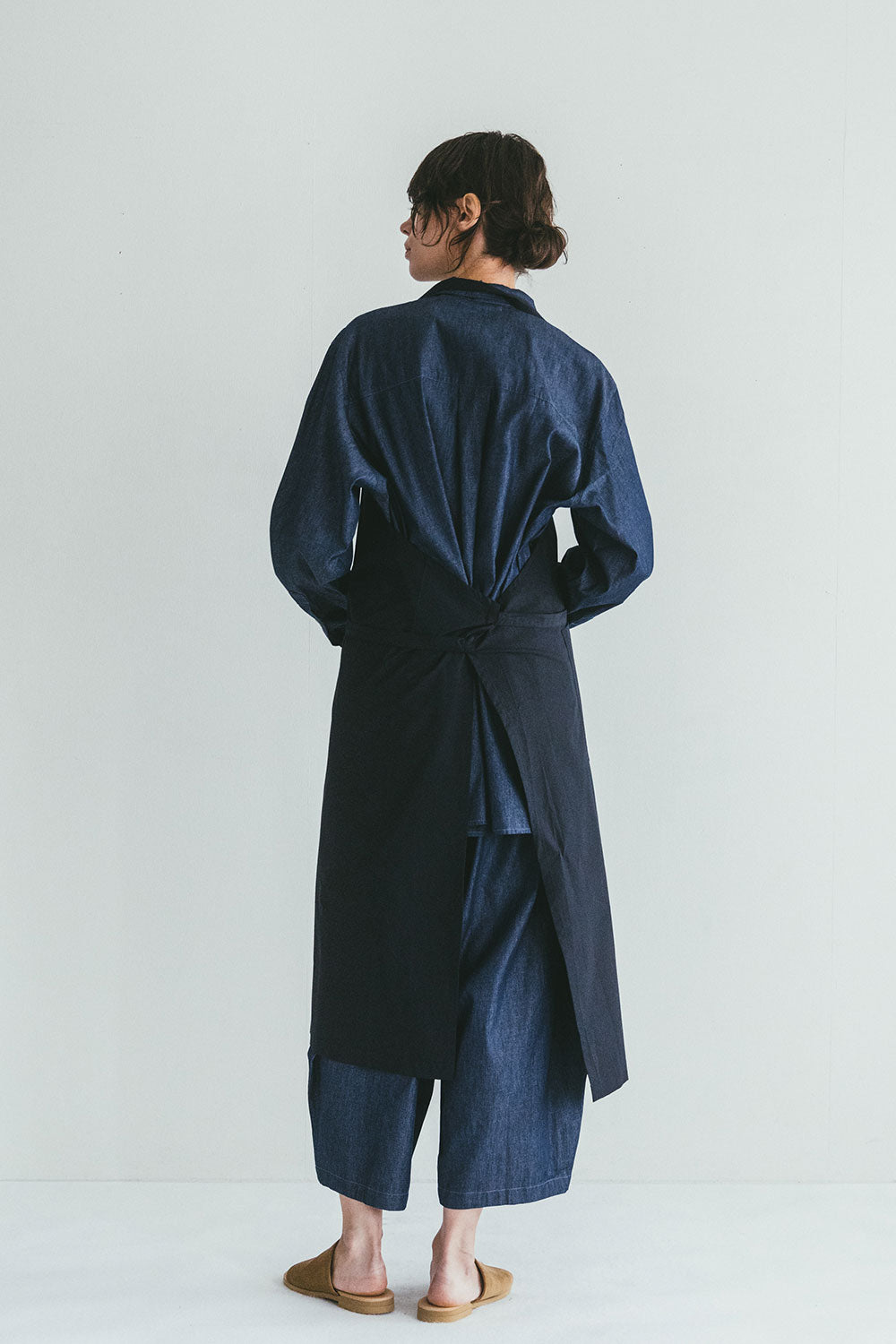 Alisha apron midnight ผ้ากันเปื้อนคอตตอน 100% สีน้ำเงินเข้ม MiiThaaii Fog Linen Work โดย Old Pine Trees