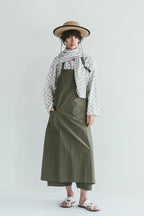 Alisha apron sage green ผ้ากันเปื้อนคอตตอนสีเขียวซอฟท์ จากคอลเลกชัน MiiThaaii by Fog Linen Work โดย Old Pine Trees