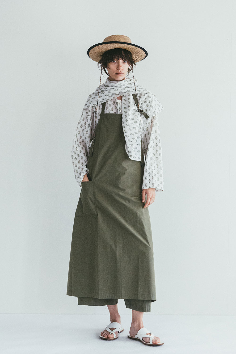 Alisha apron sage green ผ้ากันเปื้อนคอตตอนสีเขียวซอฟท์ จากคอลเลกชัน MiiThaaii by Fog Linen Work โดย Old Pine Trees