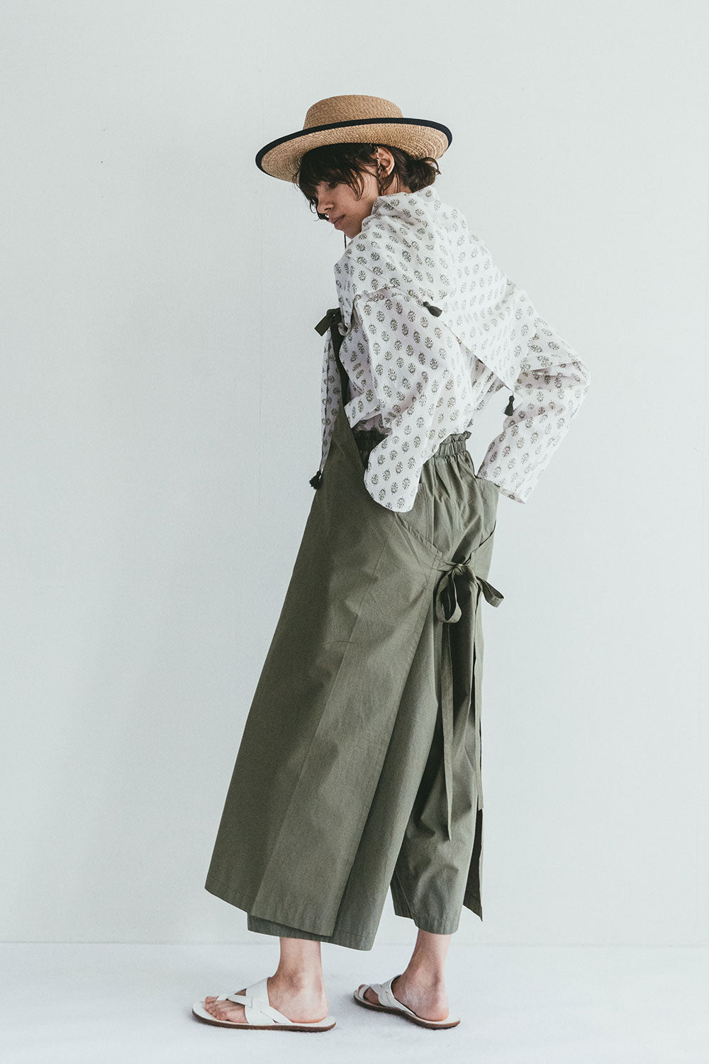 Alisha apron sage green ผ้ากันเปื้อนคอตตอนสีเขียวซอฟท์ จากคอลเลกชัน MiiThaaii by Fog Linen Work โดย Old Pine Trees