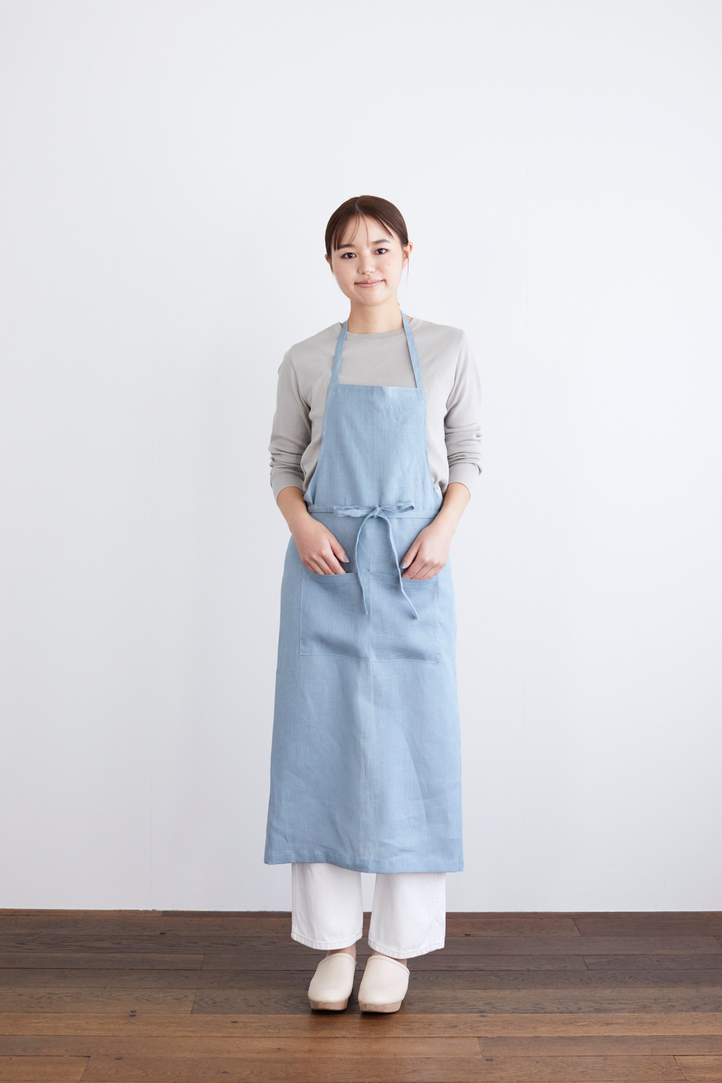 ผ้ากันเปื้อนลินิน Linen full apron clair สีเทาอมฟ้าอ่อน จาก Fog Linen Work นำเข้าโดย Old Pine Trees