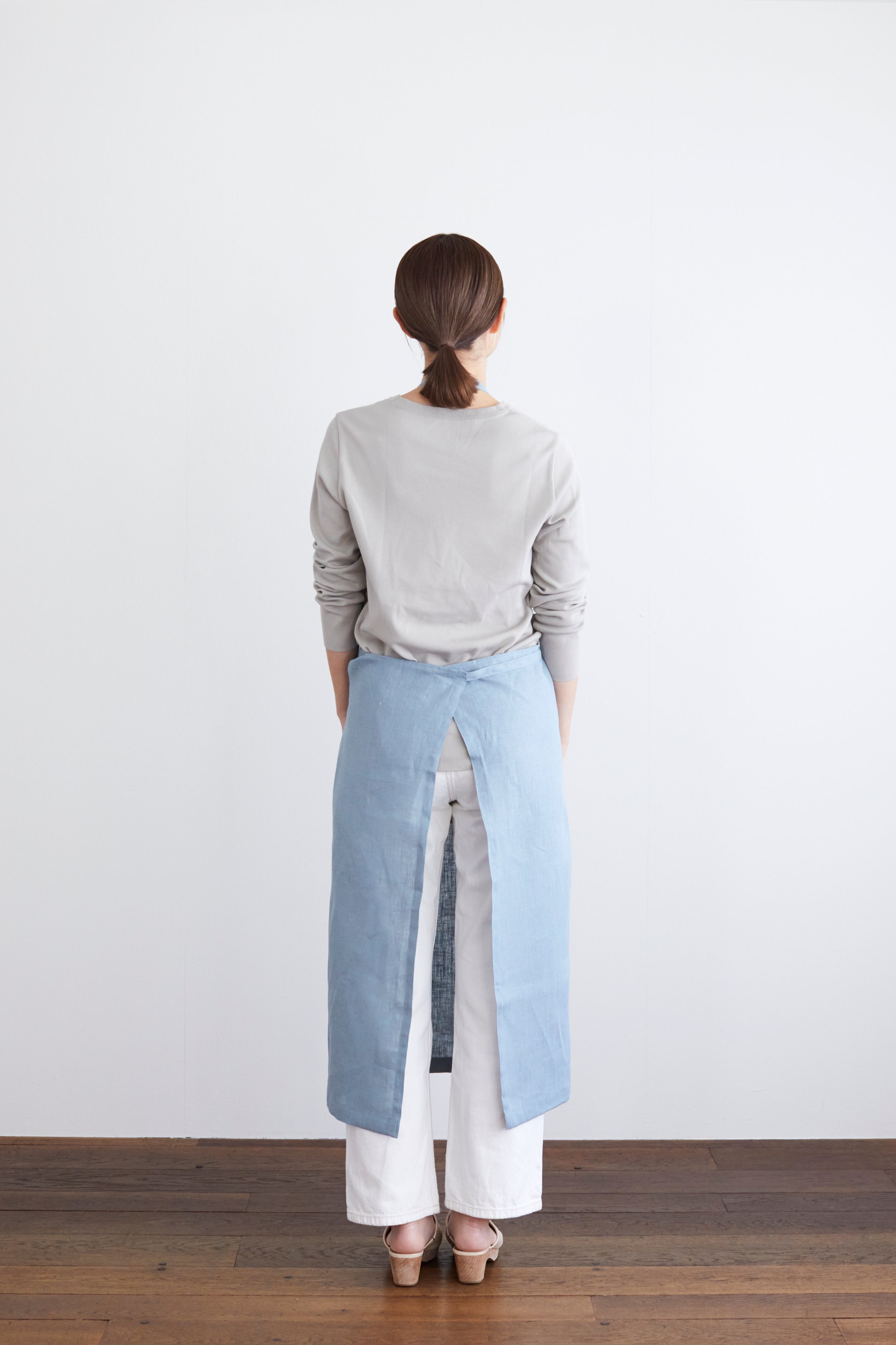 ผ้ากันเปื้อนลินิน Linen full apron clair สีเทาอมฟ้าอ่อน จาก Fog Linen Work นำเข้าโดย Old Pine Trees