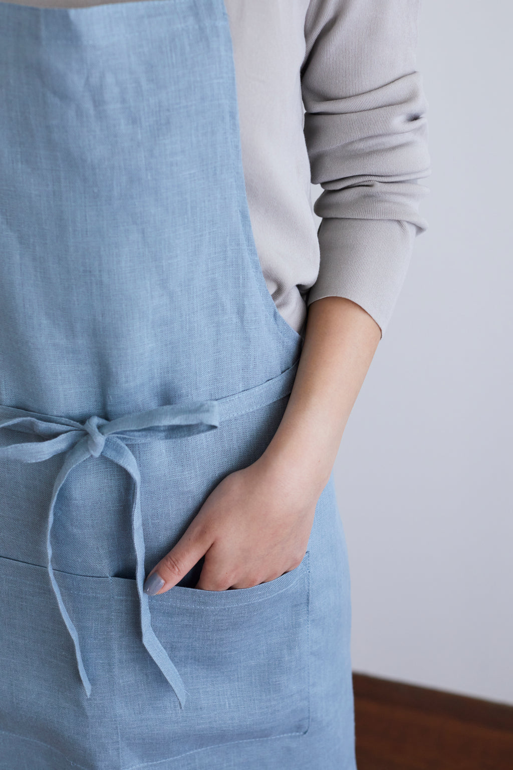 ผ้ากันเปื้อนลินิน Linen full apron clair สีเทาอมฟ้าอ่อน จาก Fog Linen Work นำเข้าโดย Old Pine Trees
