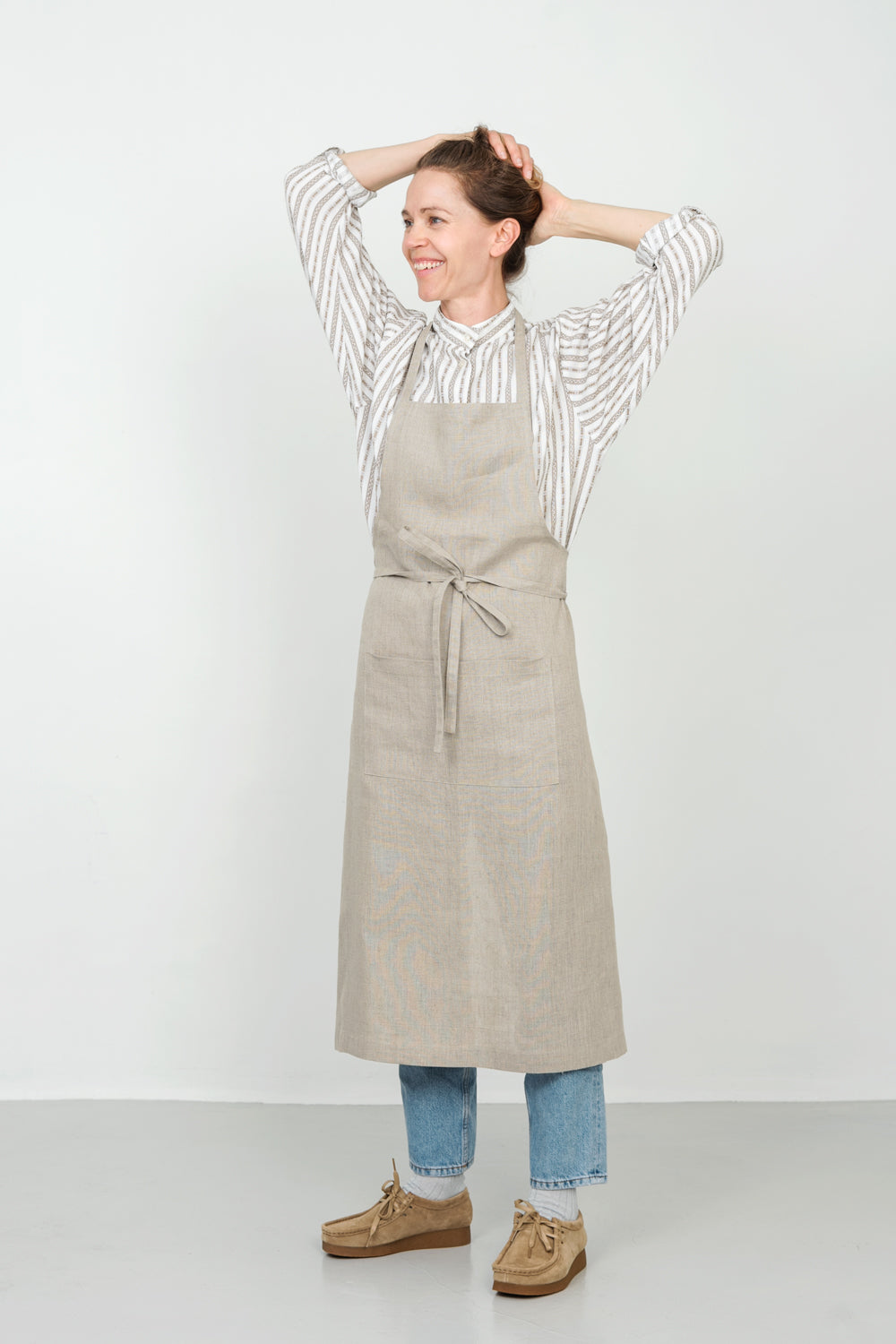 ผ้ากันเปื้อน Linen full apron natural ลินินสีธรรมชาติ โทนเบจอ่อน มีกระเป๋าหน้า 2 ช่อง จาก Fog Linen Work โดย Old Pine Trees