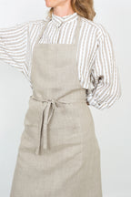 ผ้ากันเปื้อน Linen full apron natural ลินินสีธรรมชาติ โทนเบจอ่อน มีกระเป๋าหน้า 2 ช่อง จาก Fog Linen Work โดย Old Pine Trees