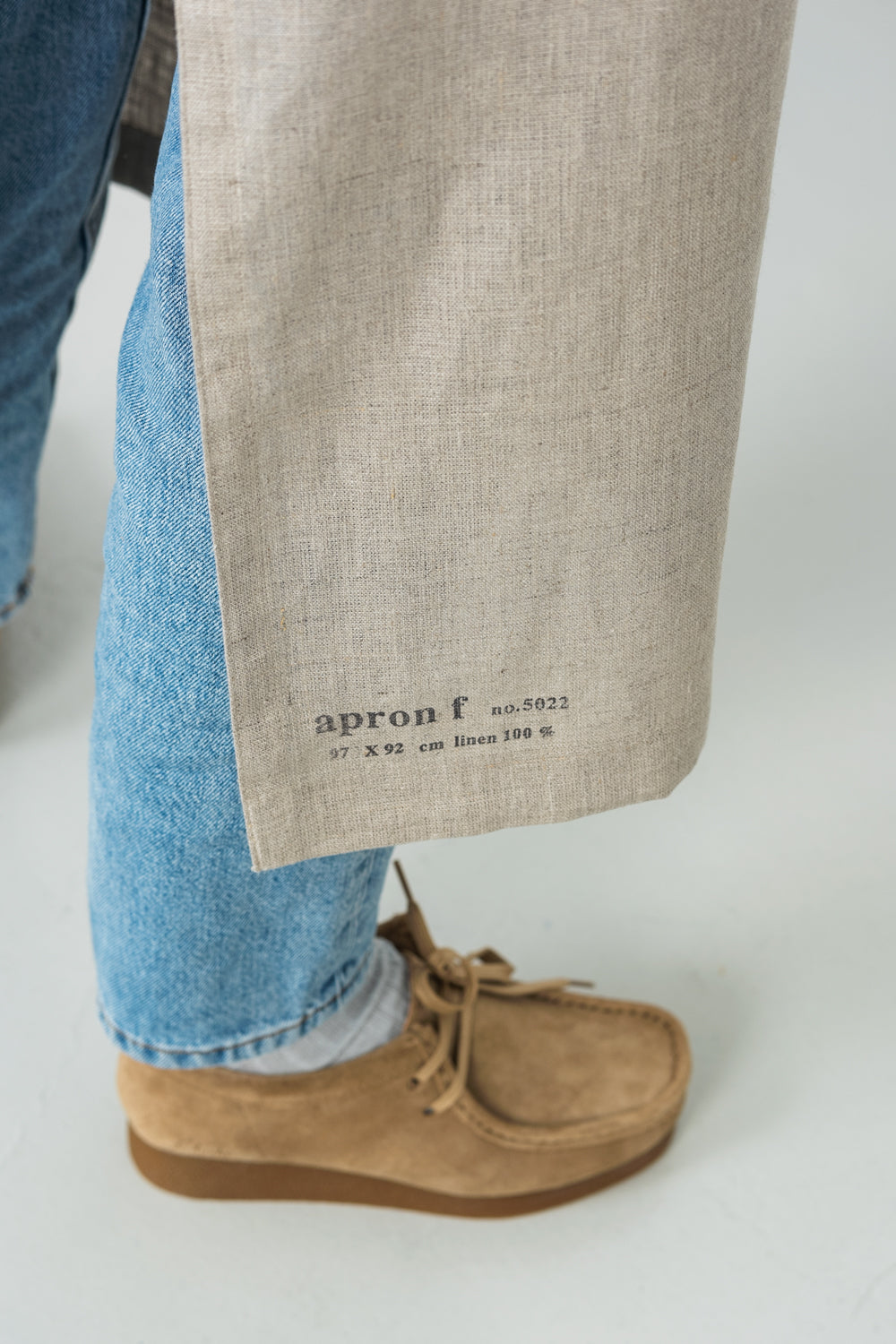 ผ้ากันเปื้อน Linen full apron natural ลินินสีธรรมชาติ โทนเบจอ่อน มีกระเป๋าหน้า 2 ช่อง จาก Fog Linen Work โดย Old Pine Trees