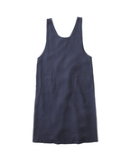 Linen over dress apron macadam ผ้ากันเปื้อนลินินสีเทาเข้ม ทรงโอเวอร์เดรส สวมใส่ง่าย มีดีไซน์มินิมอล จาก Fog Linen Work โดย Old Pine Trees