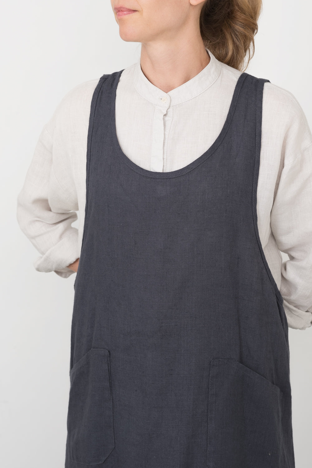 Linen over dress apron macadam ผ้ากันเปื้อนลินินสีเทาเข้ม ทรงโอเวอร์เดรส สวมใส่ง่าย มีดีไซน์มินิมอล จาก Fog Linen Work โดย Old Pine Trees