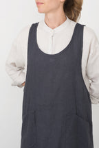 Linen over dress apron macadam ผ้ากันเปื้อนลินินสีเทาเข้ม ทรงโอเวอร์เดรส สวมใส่ง่าย มีดีไซน์มินิมอล จาก Fog Linen Work โดย Old Pine Trees