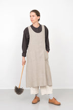 Linen over dress apron natural ผ้ากันเปื้อนลินิน 100% สีลินินธรรมชาติ โทนเบจน้ำตาลอ่อน ดีไซน์โอเวอร์เดรส สวมใส่ง่าย จาก Fog Linen Work โดย Old Pine Trees