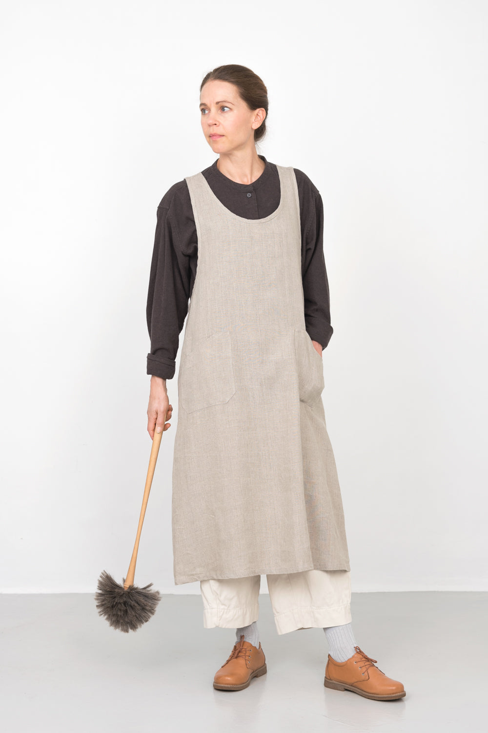 Linen over dress apron natural ผ้ากันเปื้อนลินิน 100% สีลินินธรรมชาติ โทนเบจน้ำตาลอ่อน ดีไซน์โอเวอร์เดรส สวมใส่ง่าย จาก Fog Linen Work โดย Old Pine Trees
