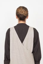 Linen over dress apron natural ผ้ากันเปื้อนลินิน 100% สีลินินธรรมชาติ โทนเบจน้ำตาลอ่อน ดีไซน์โอเวอร์เดรส สวมใส่ง่าย จาก Fog Linen Work โดย Old Pine Trees