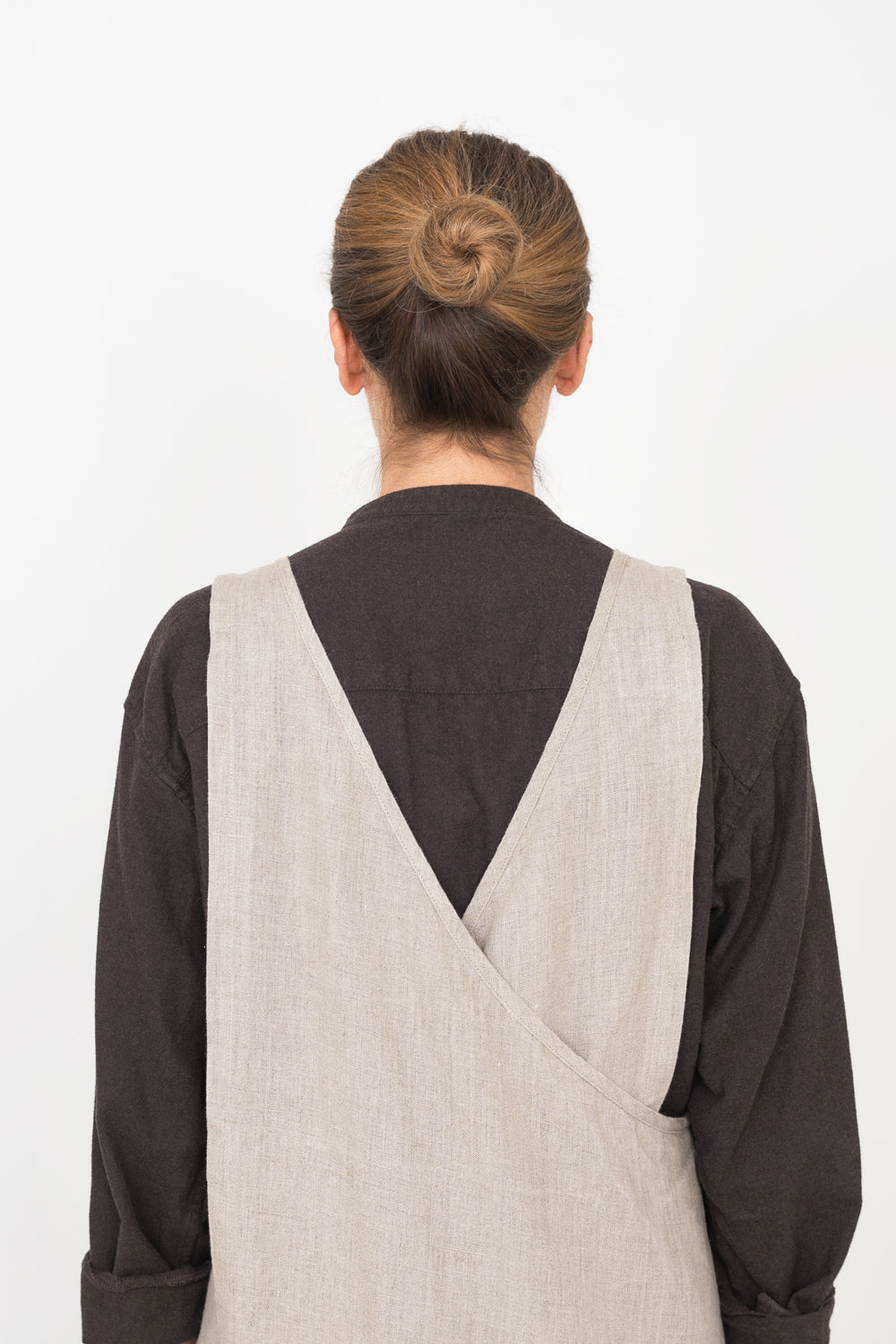 Linen over dress apron natural ผ้ากันเปื้อนลินิน 100% สีลินินธรรมชาติ โทนเบจน้ำตาลอ่อน ดีไซน์โอเวอร์เดรส สวมใส่ง่าย จาก Fog Linen Work โดย Old Pine Trees