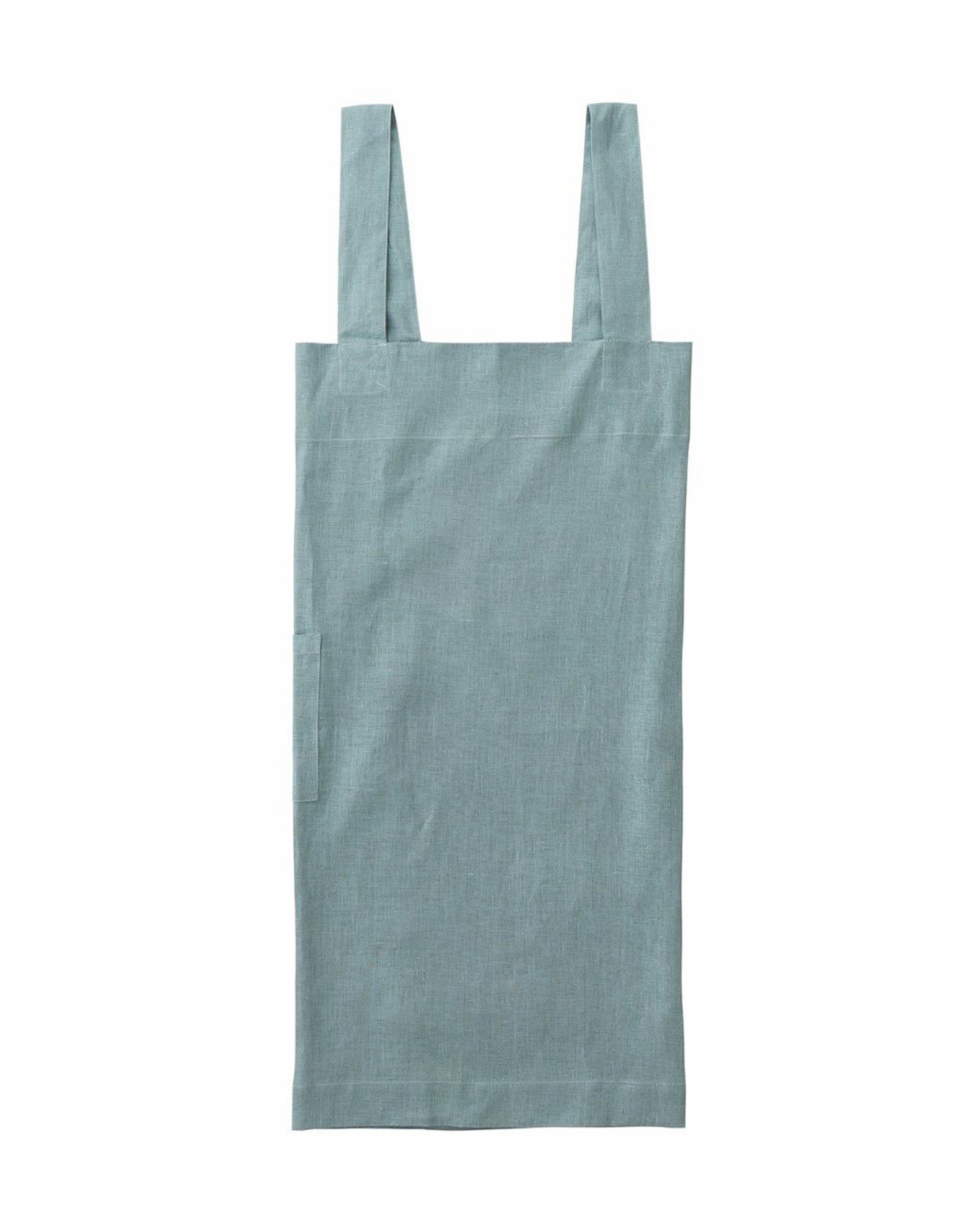 Linen square cross apron clair ผ้ากันเปื้อนลินิน 100% เนื้อหนา สี Clair (เทาอมฟ้าอ่อน) ดีไซน์ครอสไขว้ด้านหลัง คลุมเต็มตัว ใช้งานทนทาน จาก Fog Linen Work โดย Old Pine Trees