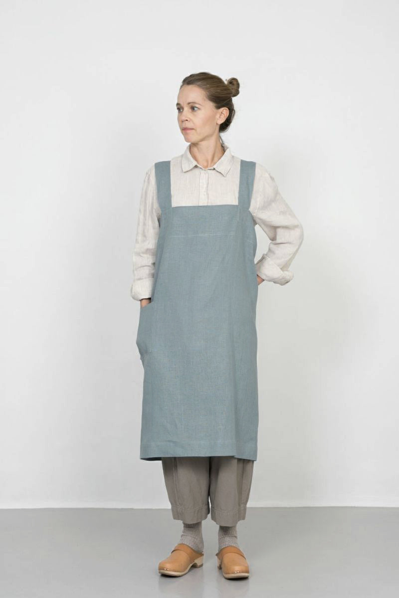 Linen square cross apron clair ผ้ากันเปื้อนลินิน 100% เนื้อหนา สี Clair (เทาอมฟ้าอ่อน) ดีไซน์ครอสไขว้ด้านหลัง คลุมเต็มตัว ใช้งานทนทาน จาก Fog Linen Work โดย Old Pine Trees