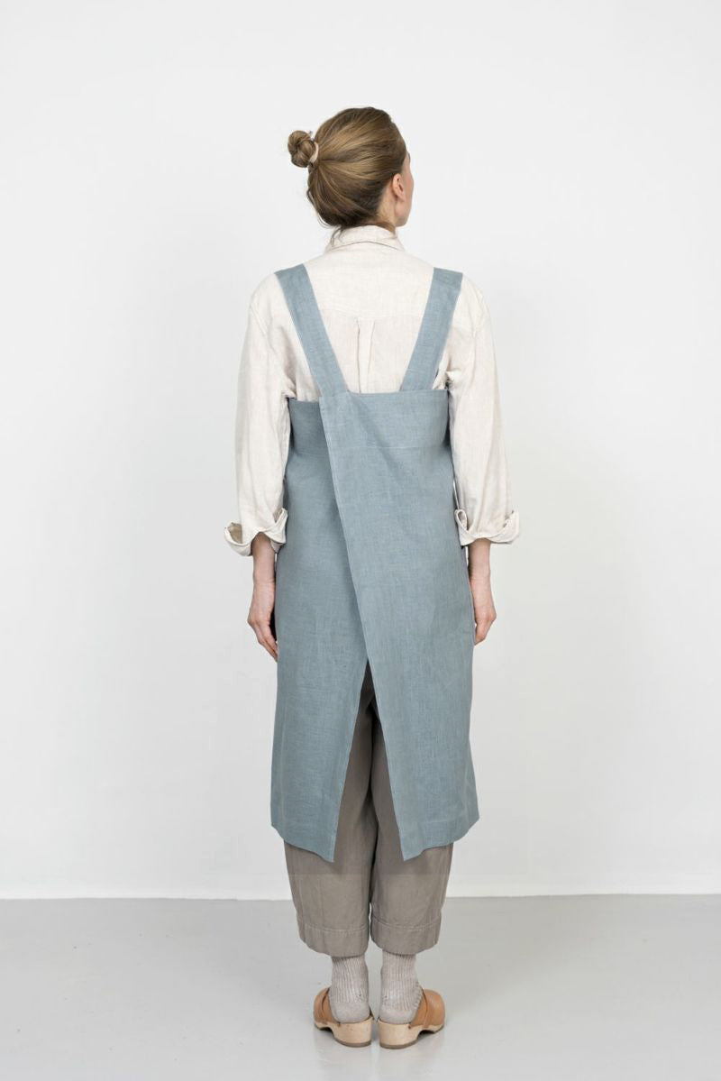 Linen square cross apron clair ผ้ากันเปื้อนลินิน 100% เนื้อหนา สี Clair (เทาอมฟ้าอ่อน) ดีไซน์ครอสไขว้ด้านหลัง คลุมเต็มตัว ใช้งานทนทาน จาก Fog Linen Work โดย Old Pine Trees