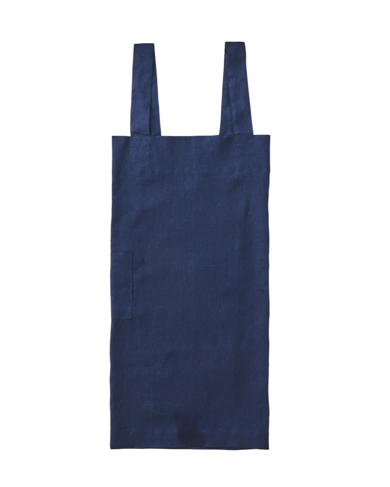 Linen square cross apron navy ผ้ากันเปื้อนลินิน 100% สีน้ำเงินเข้ม ดีไซน์ครอสด้านหลัง สวมใส่ง่าย คลุมเต็มตัว จาก Fog Linen Work โดย Old Pine Trees
