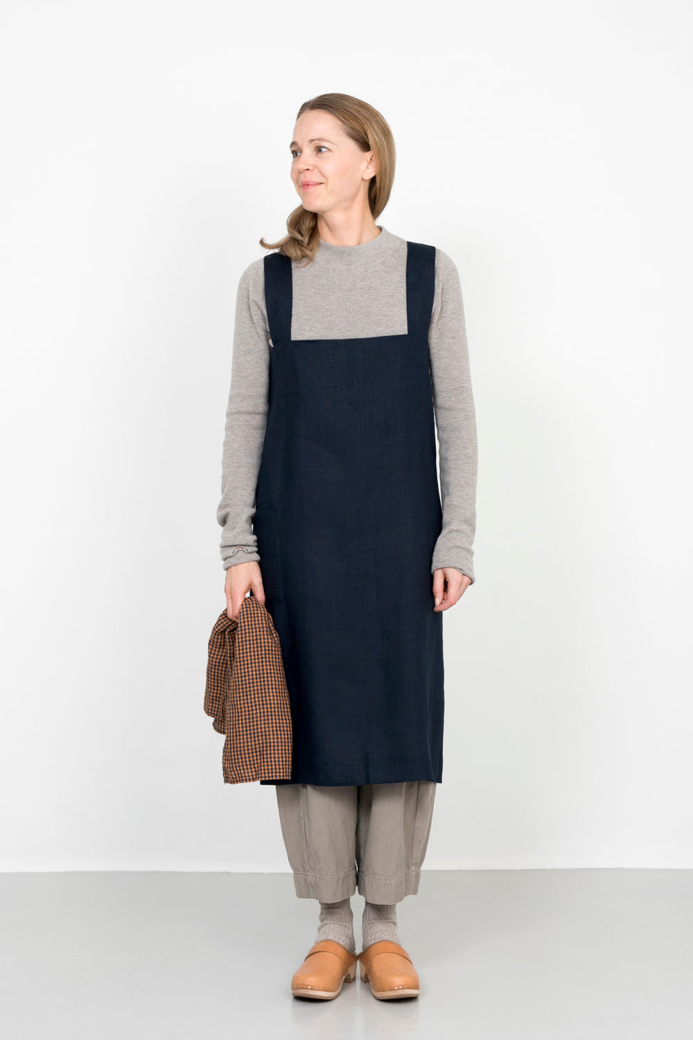 Linen square cross apron navy ผ้ากันเปื้อนลินิน 100% สีน้ำเงินเข้ม ดีไซน์ครอสด้านหลัง สวมใส่ง่าย คลุมเต็มตัว จาก Fog Linen Work โดย Old Pine Trees