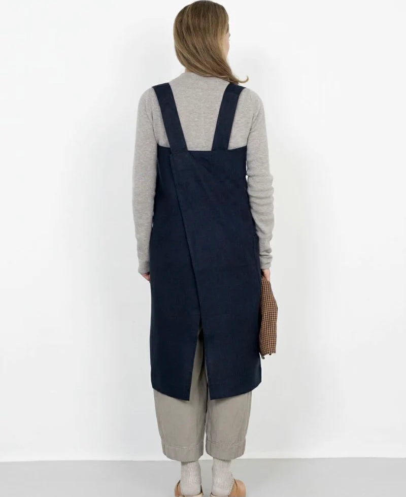 Linen square cross apron navy ผ้ากันเปื้อนลินิน 100% สีน้ำเงินเข้ม ดีไซน์ครอสด้านหลัง สวมใส่ง่าย คลุมเต็มตัว จาก Fog Linen Work โดย Old Pine Trees
