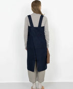 Linen square cross apron navy ผ้ากันเปื้อนลินิน 100% สีน้ำเงินเข้ม ดีไซน์ครอสด้านหลัง สวมใส่ง่าย คลุมเต็มตัว จาก Fog Linen Work โดย Old Pine Trees