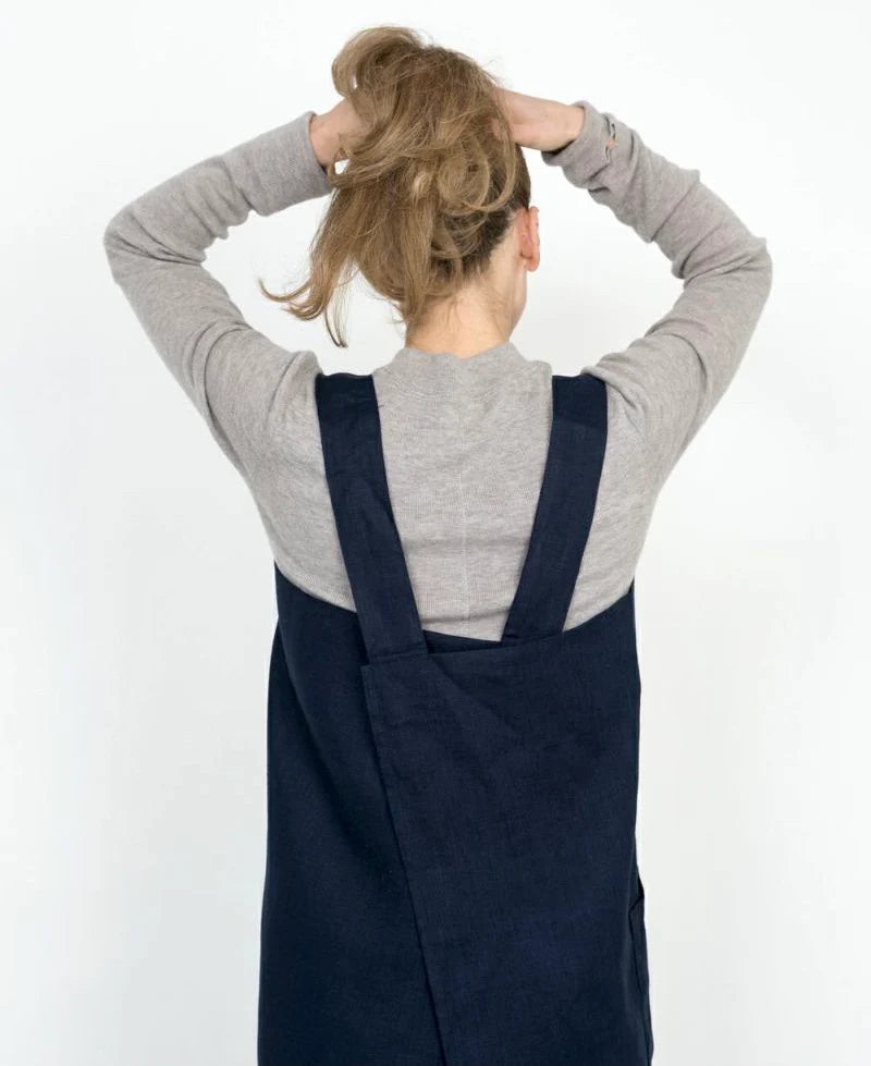 Linen square cross apron navy ผ้ากันเปื้อนลินิน 100% สีน้ำเงินเข้ม ดีไซน์ครอสด้านหลัง สวมใส่ง่าย คลุมเต็มตัว จาก Fog Linen Work โดย Old Pine Trees