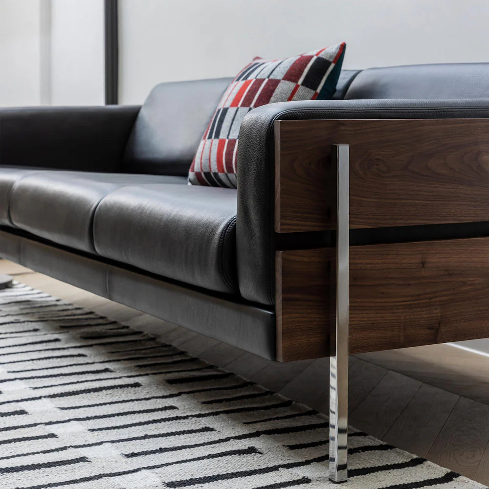 Forum 3-Seater Sofa โซฟาไม้ดีไซน์ mid-century พร้อมโครงไม้เปิดด้านนอก ออกแบบโดย Robin Day