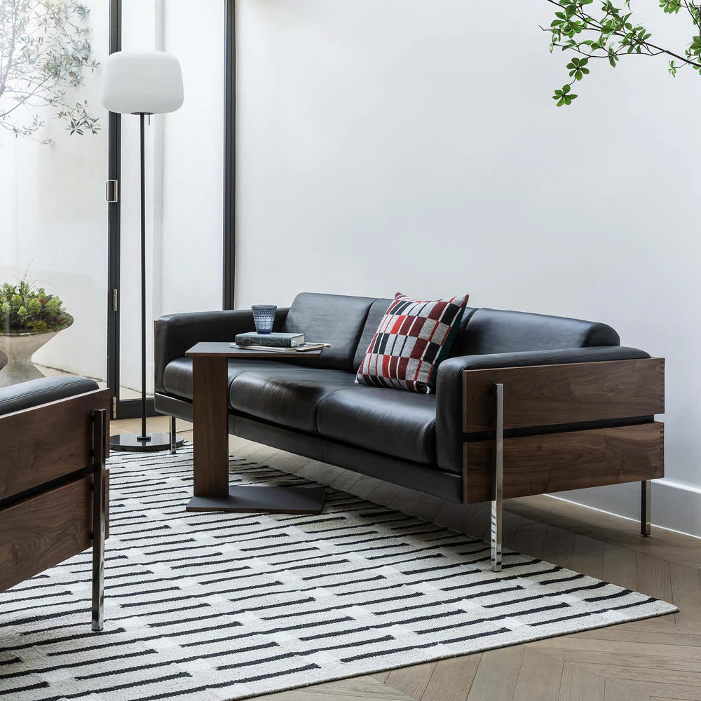 Forum 3-Seater Sofa โซฟาไม้ดีไซน์ mid-century พร้อมโครงไม้เปิดด้านนอก ออกแบบโดย Robin Day