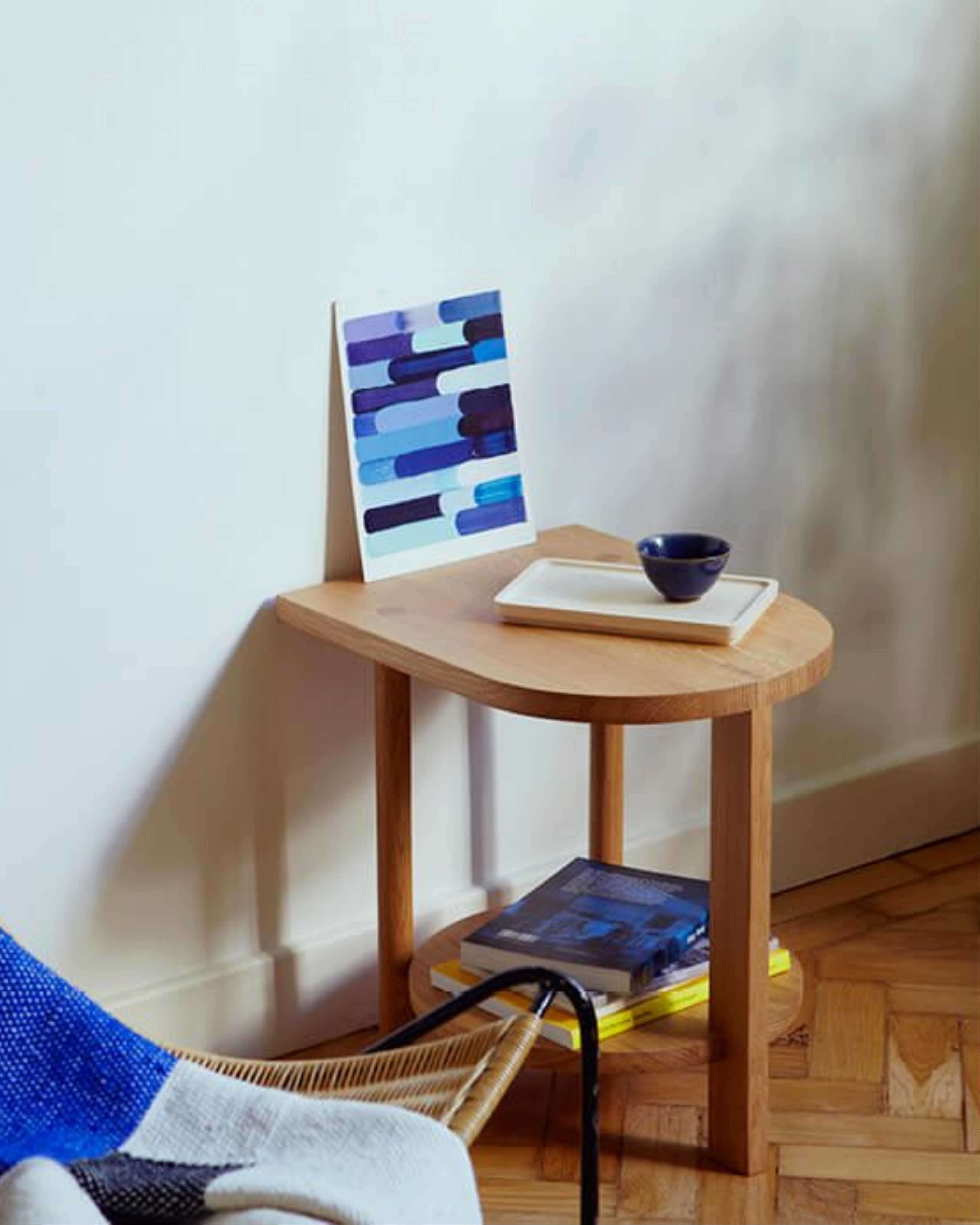 Zilio A&C Hardy Side Table โต๊ะ oak ขนาดเล็ก ด้านหนึ่งตรงและอีกด้านโค้ง พร้อมชั้นวางด้านล่าง ออกแบบโดย Simon Kämpfer