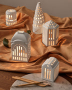 โคมเทียนเซรามิก Kähler Urbania รูปบ้านสีขาว ช่องหน้าต่างเจาะมือ ให้แสงอบอุ่นผ่านช่องหน้าต่าง เติมบรรยากาศอบอุ่นในบ้าน งานออกแบบเดนมาร์กสไตล์มินิมอล จัดจำหน่ายโดย Old Pine Trees