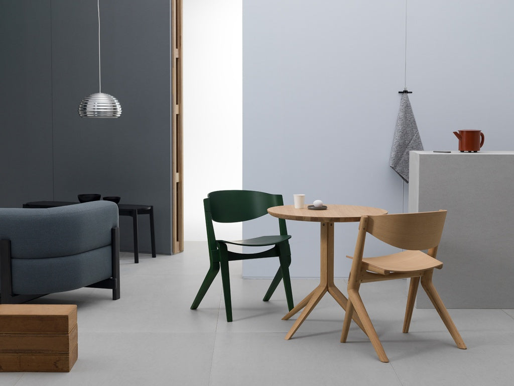 Karimoku New Standard Scout Chair เก้าอี้ไม้โอ๊คพนักพิงโค้งดีไซน์มินิมอล ออกแบบโดย Christian Haas