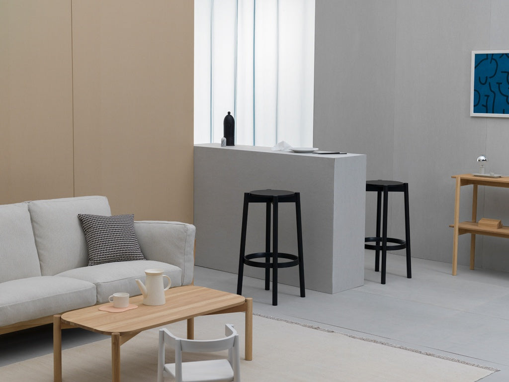 Karimoku New Standard Castor Bar Stool High สตูลบาร์ไม้โอ๊คญี่ปุ่นดีไซน์เรียบ พร้อมที่พักเท้าเสริมเหล็ก เหมาะสำหรับเคาน์เตอร์บาร์ คาเฟ่ และพื้นที่รับรอง