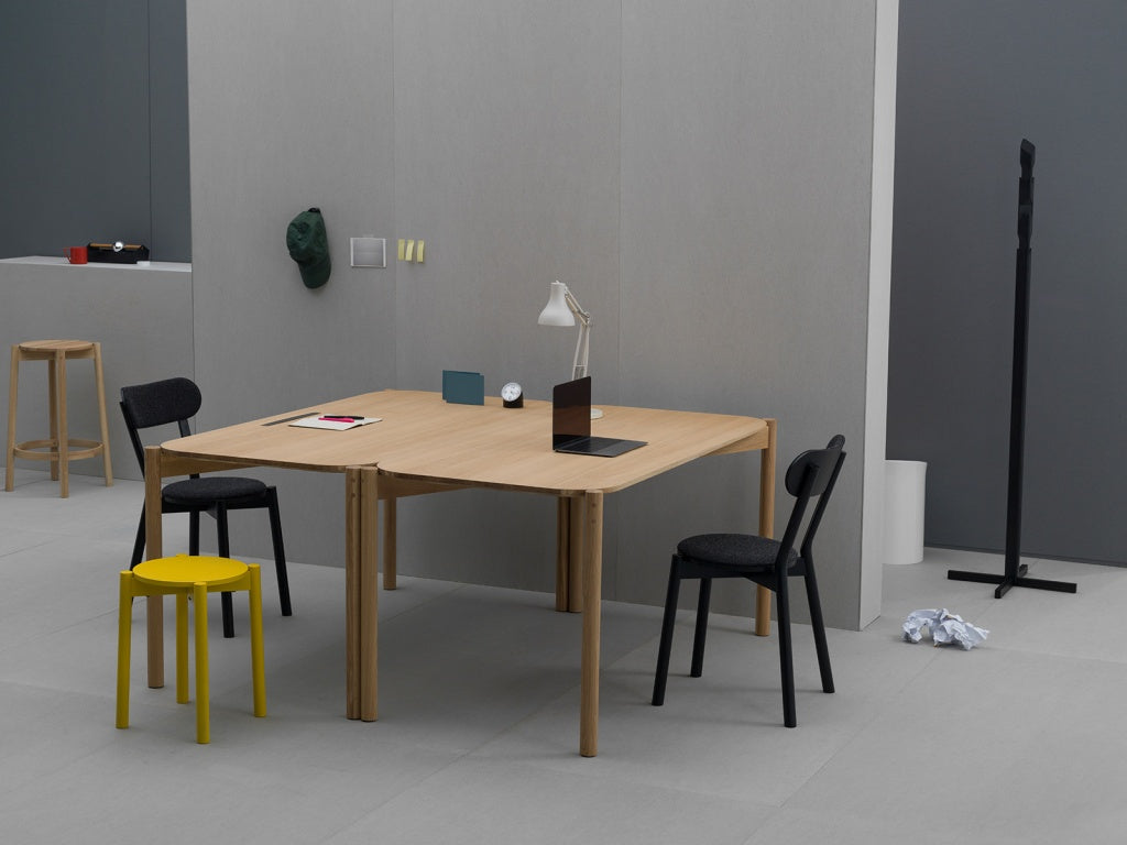 เก้าอี้ Karimoku New Standard Castor Chair Pad เก้าอี้ไม้โอ๊คญี่ปุ่นดีไซน์มินิมอล Scandinavian พร้อมเบาะนั่งและพนักพิง เหมาะสำหรับโต๊ะอาหาร ห้องประชุม และพื้นที่ใช้งานภายในบ้าน