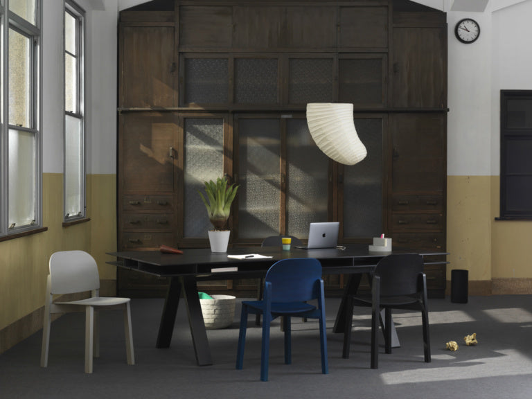 Karimoku New Standard Polar Chair เก้าอี้ไม้โอ๊คที่นั่งไม้อัดดัดโค้ง ออกแบบโดย Moritz Schlatter