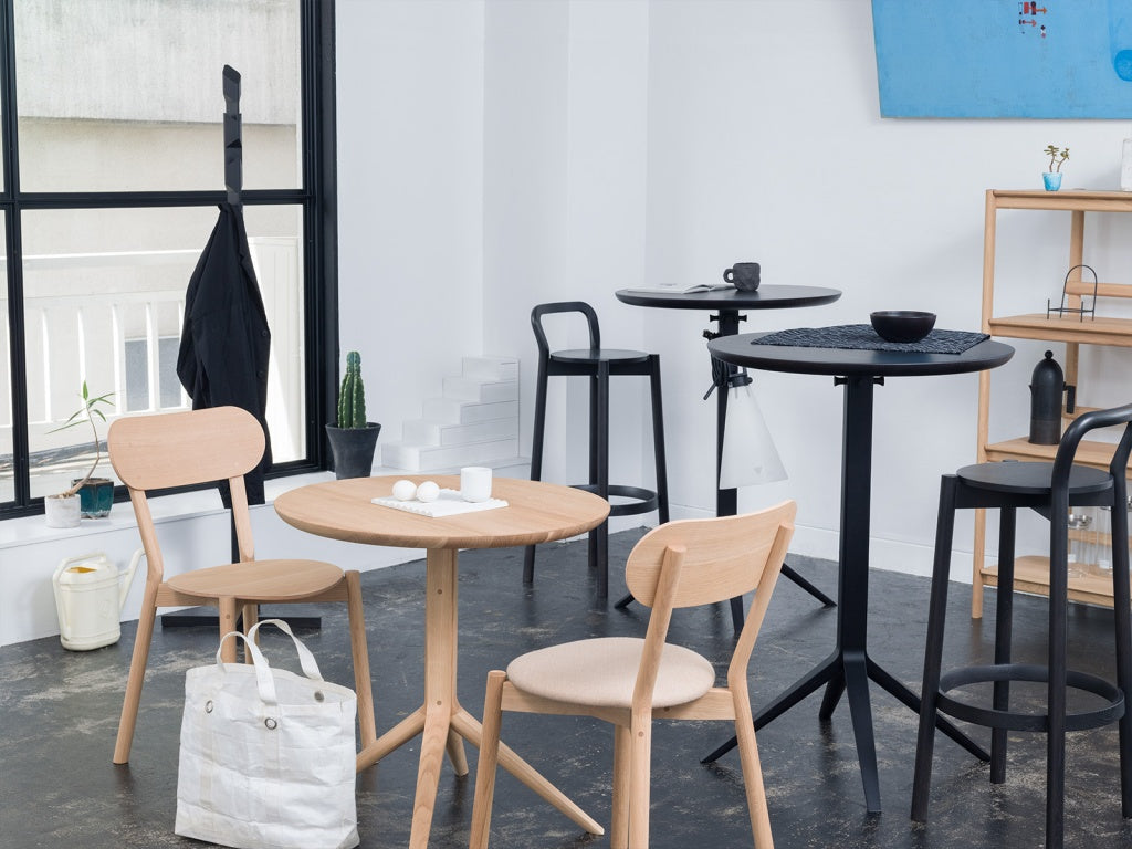 Karimoku New Standard Scout Bistro Table โต๊ะไม้โอ๊คขากลางดีไซน์มินิมอล ออกแบบโดย Christian Haas