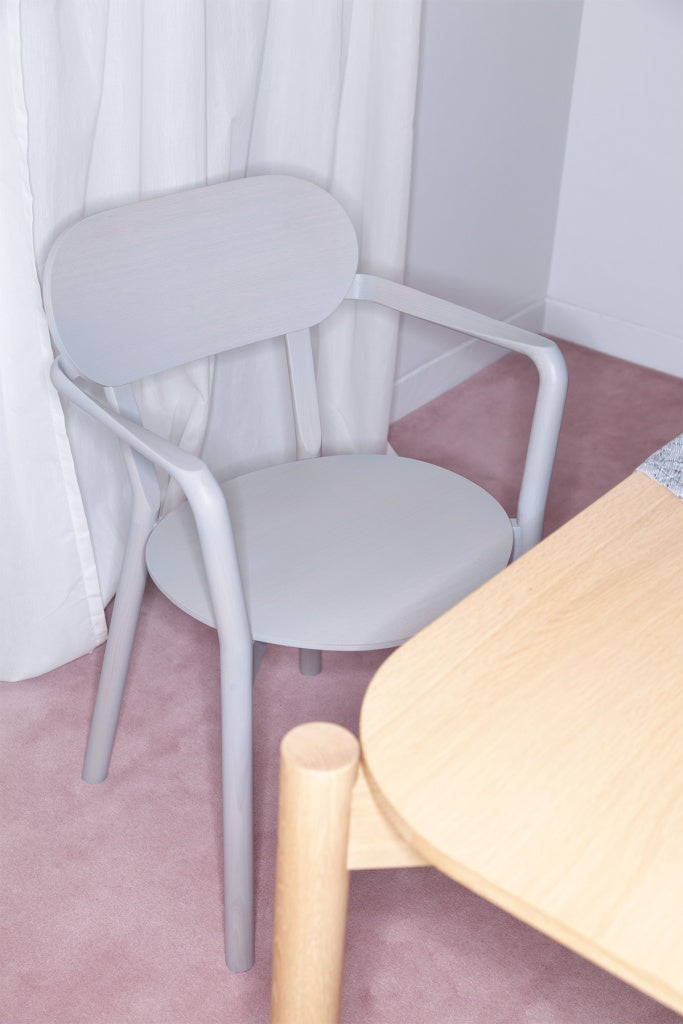 เก้าอี้ Karimoku New Standard Castor Armchair Plus เก้าอี้ไม้โอ๊คญี่ปุ่นพร้อมที่วางแขน เหมาะสำหรับโต๊ะอาหาร ห้องประชุม และพื้นที่ใช้งานภายใน