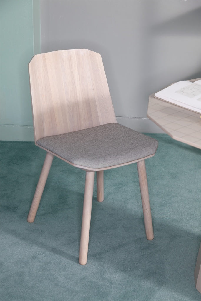 Karimoku New Standard Colour Wood Sidechair เก้าอี้ไม้โอ๊คดีไซน์กราฟิก ออกแบบโดย Scholten & Baijings