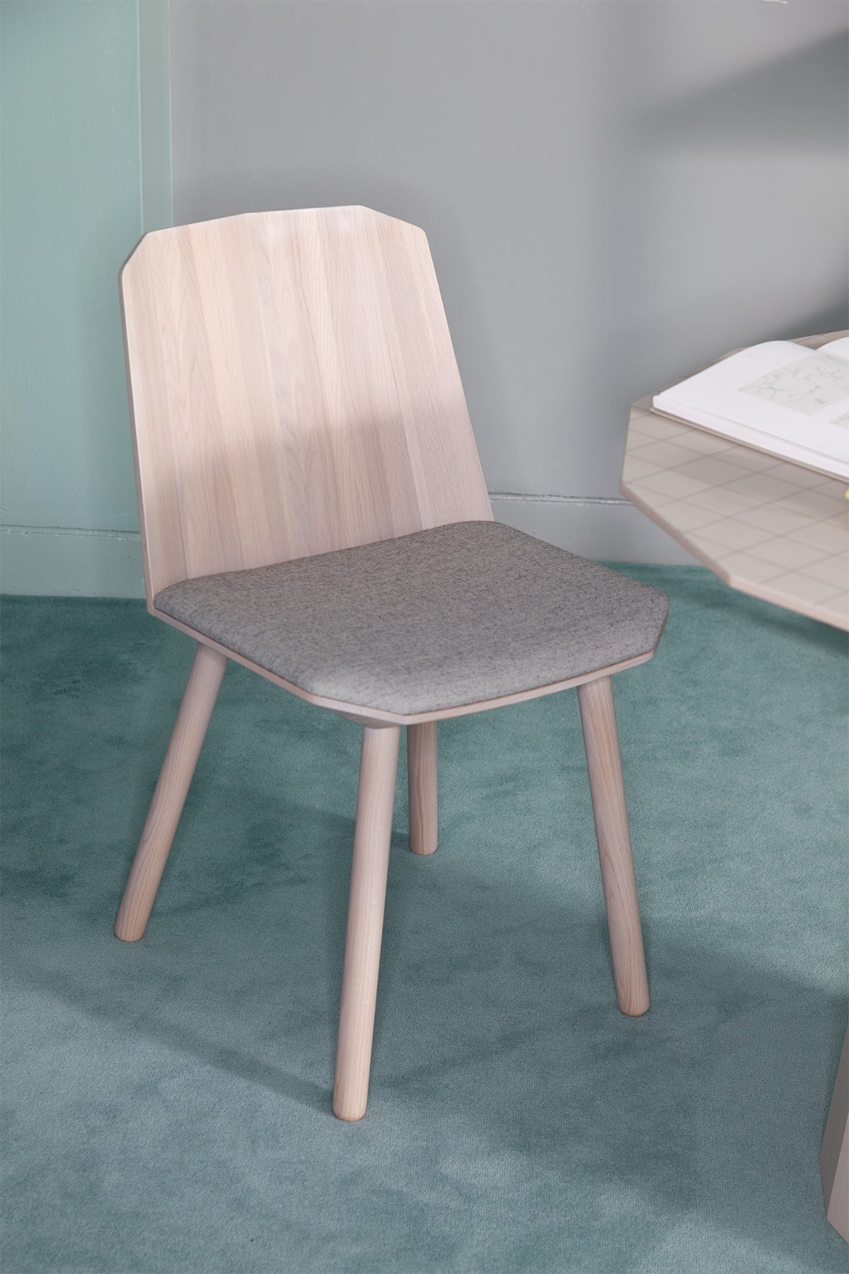 Karimoku New Standard Colour Wood Dining 95 โต๊ะอาหารไม้เกาลัดทรง 14 เหลี่ยม ออกแบบโดย Scholten & Baijings