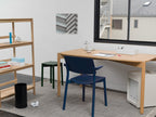 Karimoku New Standard Panorama Armchair เก้าอี้ไม้โอ๊คที่นั่งไม้อัดดัดโค้งพร้อมที่วางแขน ออกแบบโดย Geckeler Michels