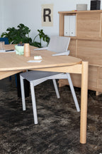 Karimoku New Standard Panorama Armchair เก้าอี้ไม้โอ๊คที่นั่งไม้อัดดัดโค้งพร้อมที่วางแขน ออกแบบโดย Geckeler Michels