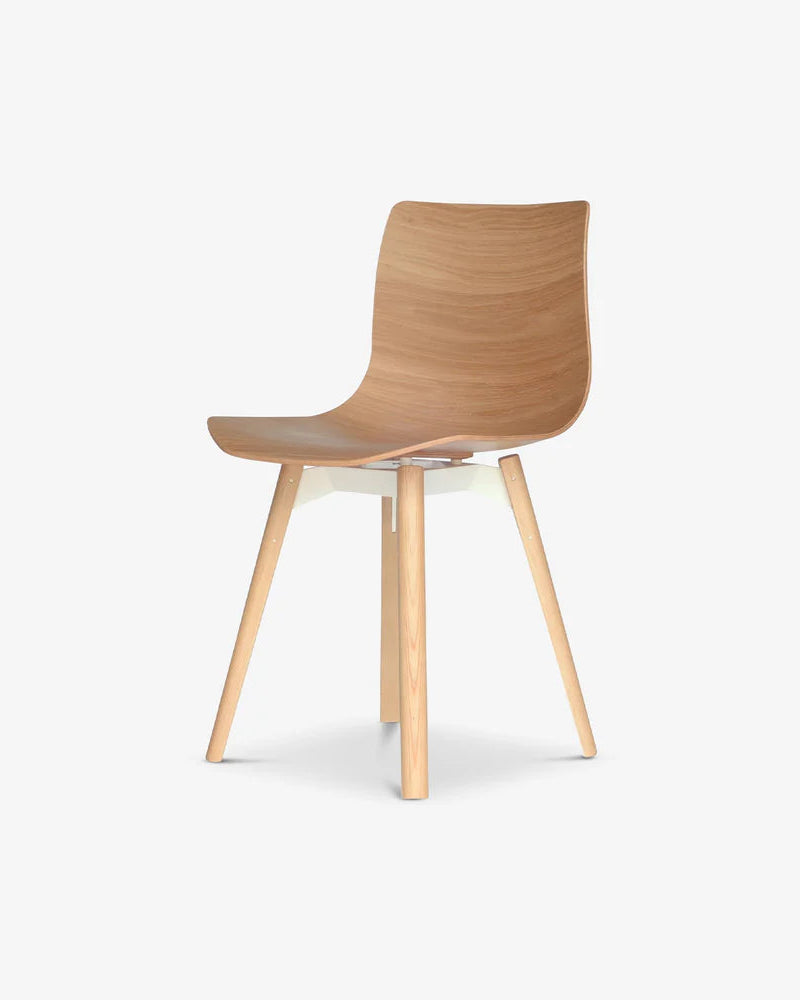 Case Furniture Loku Chair เก้าอี้ไม้อัดขึ้นรูปสามมิติ ดีไซน์โค้งลื่นแบบญี่ปุ่น มีให้เลือกไม้โอ๊คหรือวอลนัต บนโครงไม้ทรงเพรียว นั่งสบายและน้ำหนักเบา