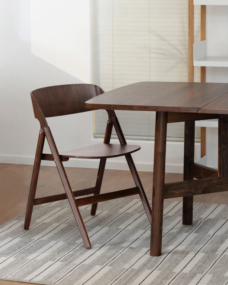 Narin Folding Chair เก้าอี้พับไม้ดีไซน์มินิมอลโครงสร้างแข็งแรง ออกแบบโดย David Irwin