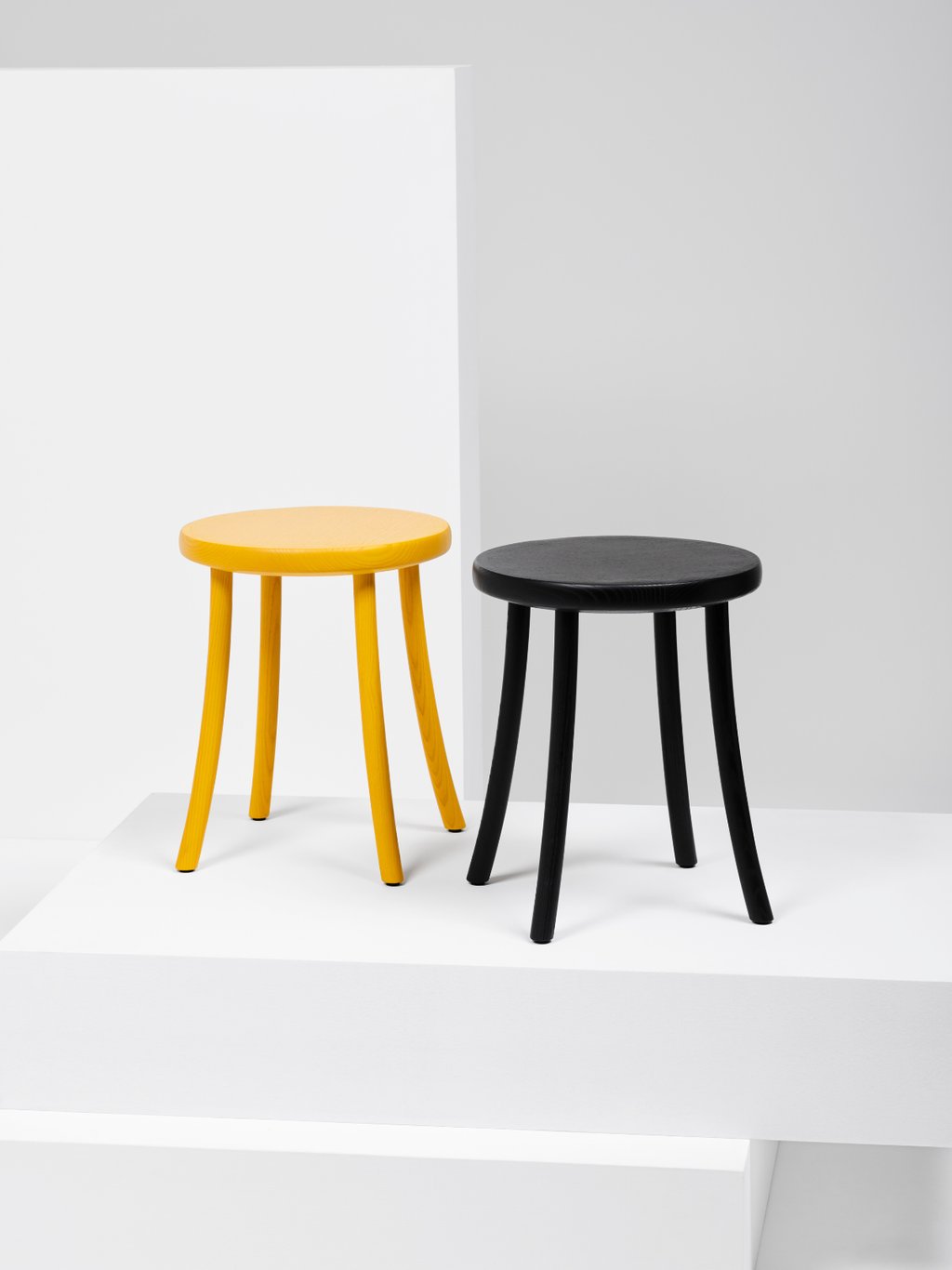 Mattiazzi MC18 ZAMPA Low Stool สตูลโครงไม้ ash สำหรับพื้นที่ภายในร่วมสมัย