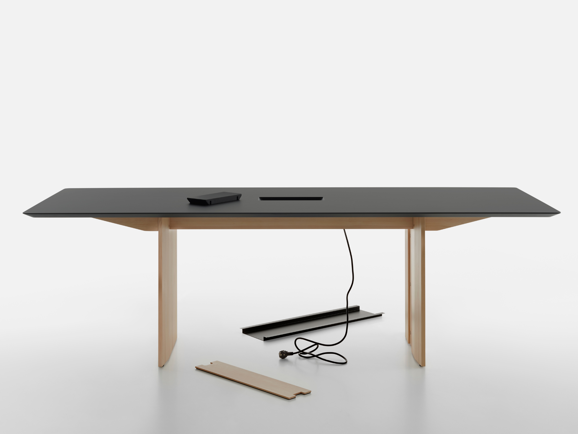 Mattiazzi MC19 FRONDA Table โต๊ะโครงไม้ pine พร้อม FENIX NTM® top สำหรับพื้นที่ทำงานและรับประทานอาหารร่วมสมัย