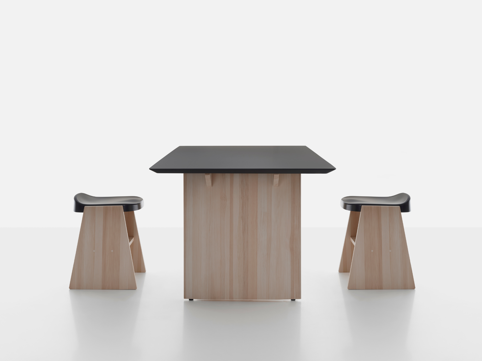 Mattiazzi MC19 FRONDA Table โต๊ะโครงไม้ pine พร้อม FENIX NTM® top สำหรับพื้นที่ทำงานและรับประทานอาหารร่วมสมัย